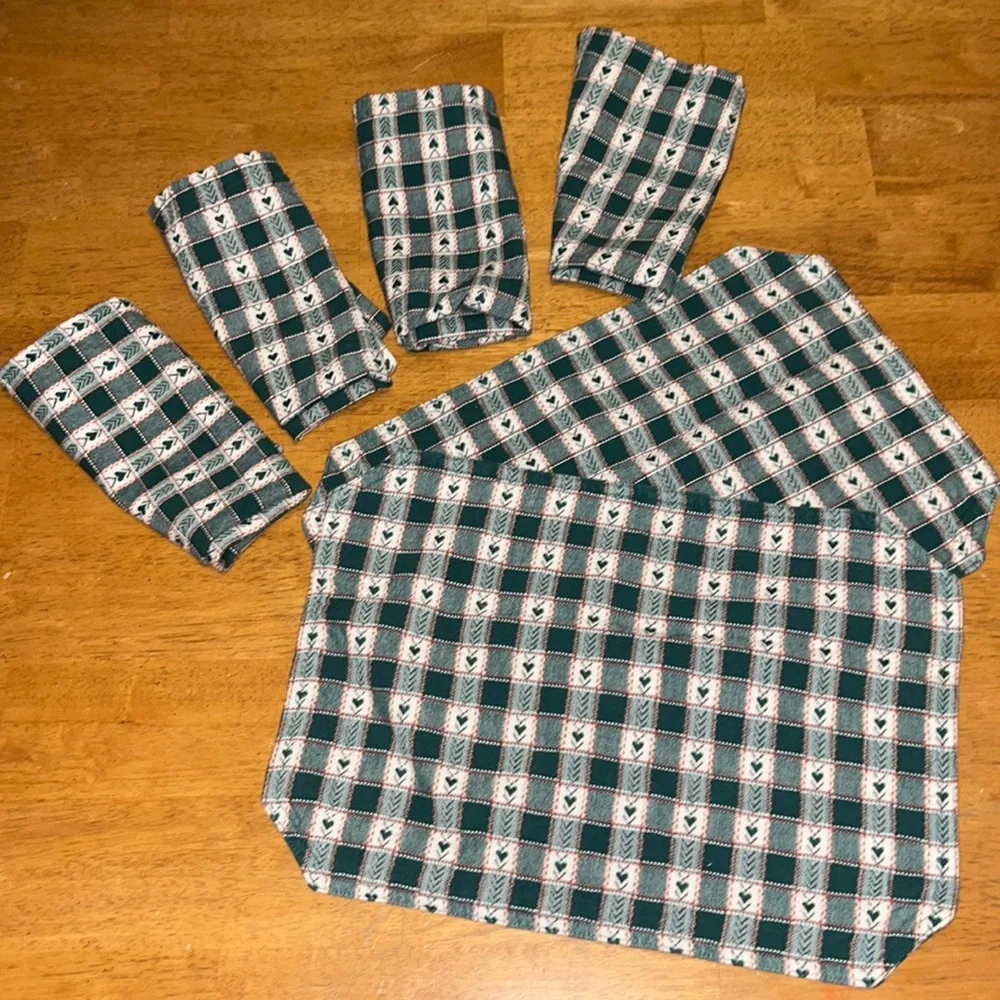 Set of 2 Handmade Cloth Reversible Placemats with 4 Coordinating Cloth Napkins